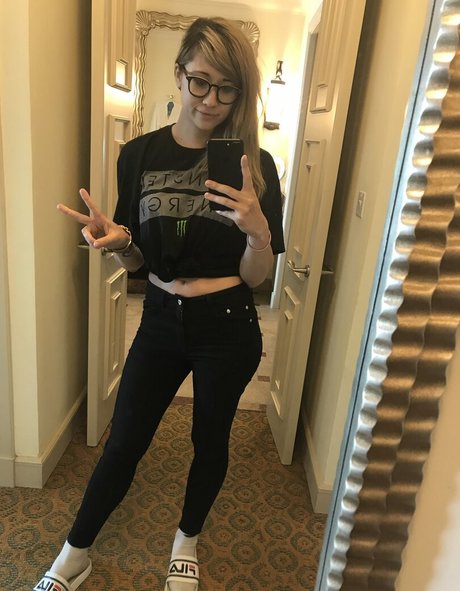 Sinneddonut model hot photo