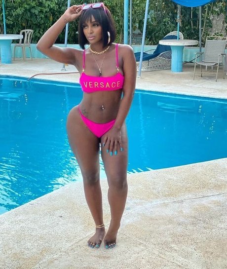 Amara La Negra nude model img