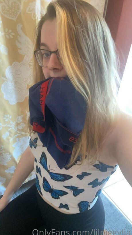 lilpiggylia nude model pics