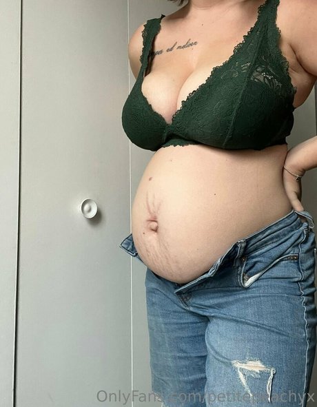 petitepeachyx naked actress photo