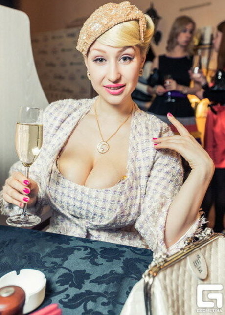 short hair onlyfans hd image