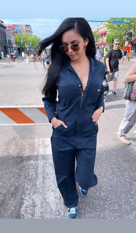 Tara Yazdi erotic actress images