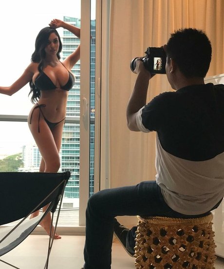 Tara Yazdi top actress img