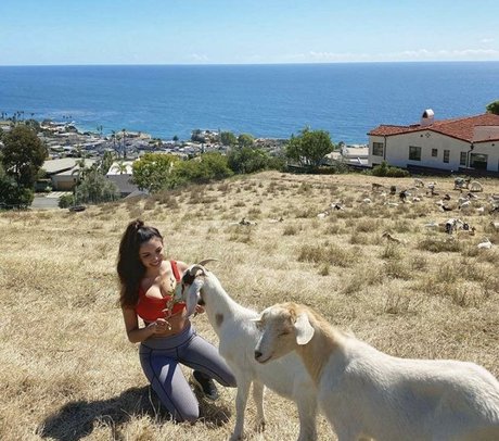 Tara Yazdi star naked image