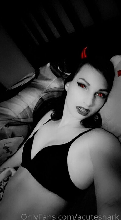 acuteshark star naked pic