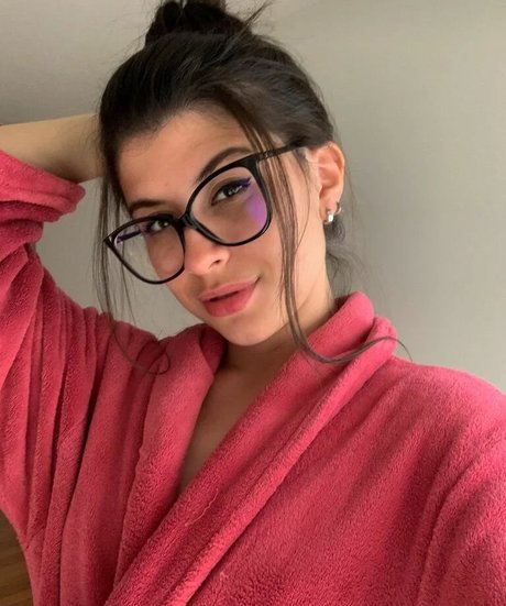 suele ss beautiful model image