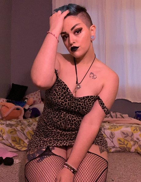 basilbabyy exclusive model image