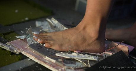 giantessroma nude star photos