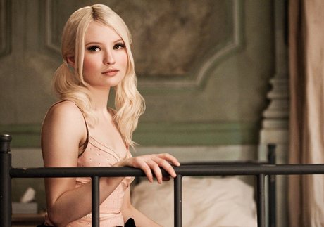 Emily Browning model perfect img