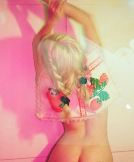 alittle vampy beautiful actress pictures