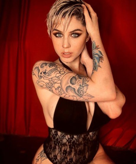 Punkqueenxoxo model high quality image