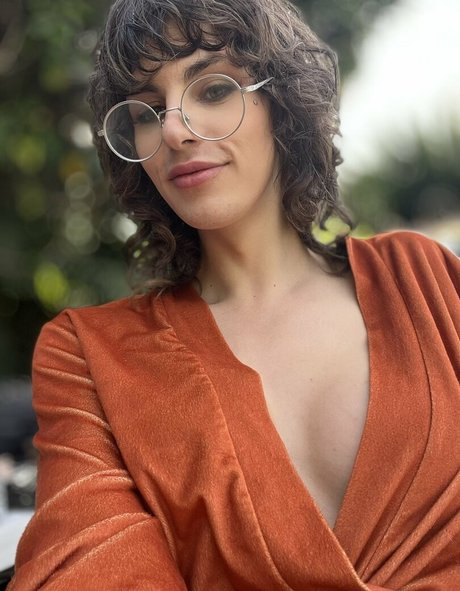 Dahlia Crimson hot model images