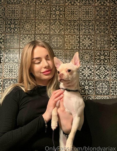 blondyariax best model image