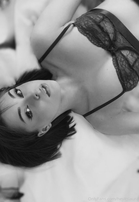 heyitslaura naked model archive