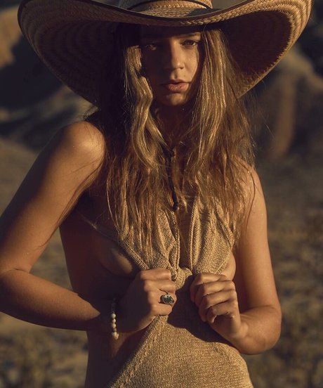 Lowkee Karlee model adult pictures