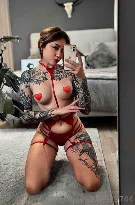 sarahmeeeow model top pictures