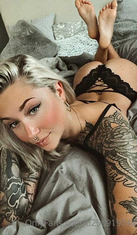 sarahmeeeow pornstar perfect image