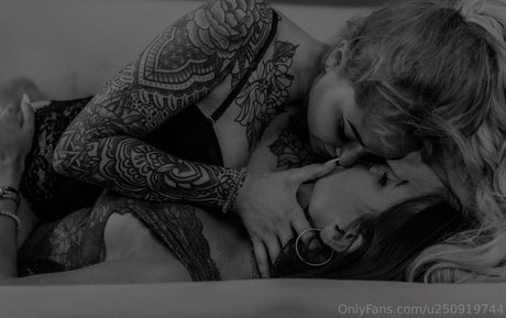 sarahmeeeow nudes model img