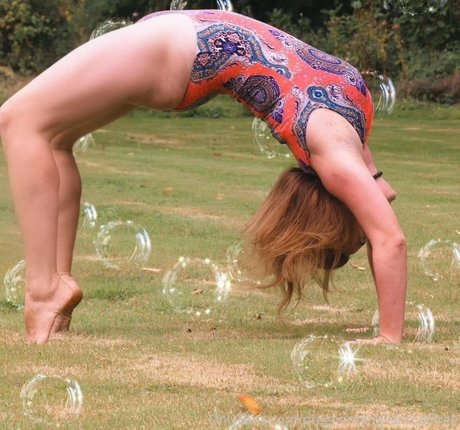 Pregnant English Rose star pretty pic