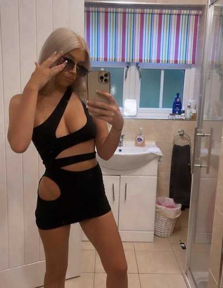 Neve Ellel naked star pictures