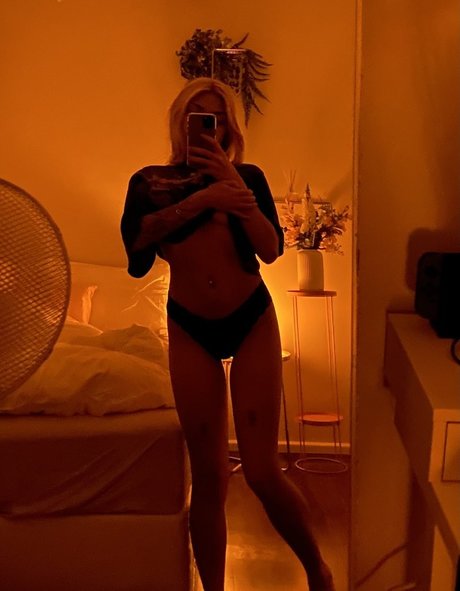 Deathlessley star sexy picture