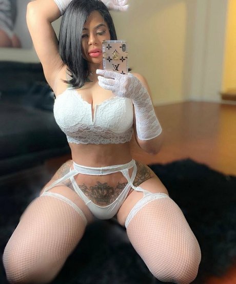 Strella Katt nude model images