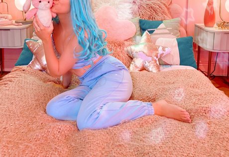 bambibluehair model nudes image