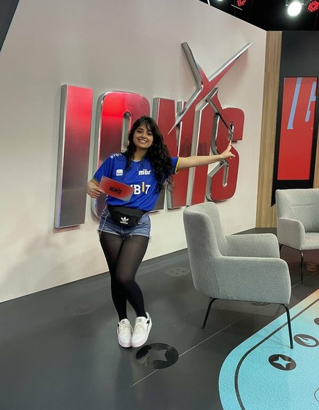 Yullalol model nude pictures