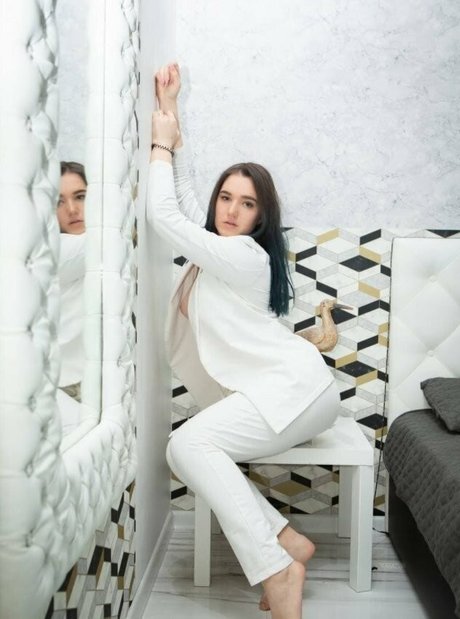 bella sun_ sexy actress gallery