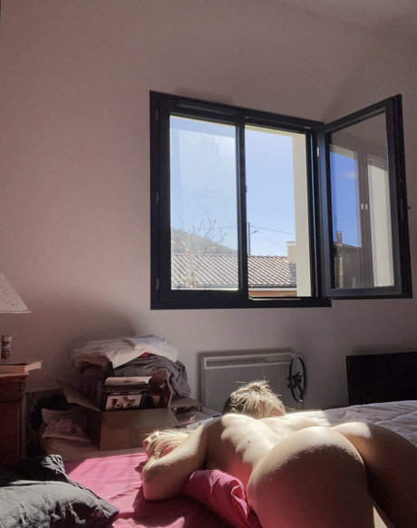 Blonde Douce nude pornstar picture