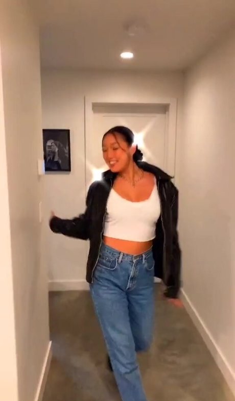 Holly Youpa pretty star picture