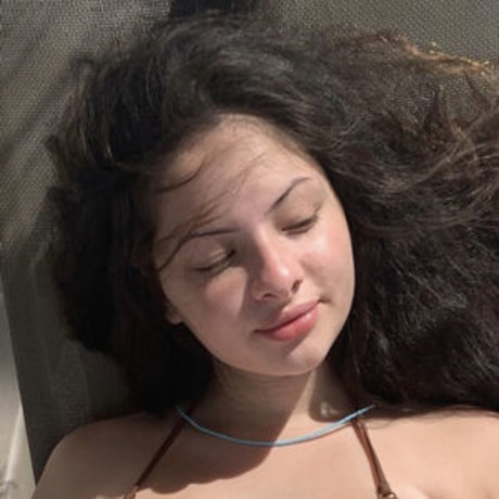 Real Kenishaa pretty pornstar pictures