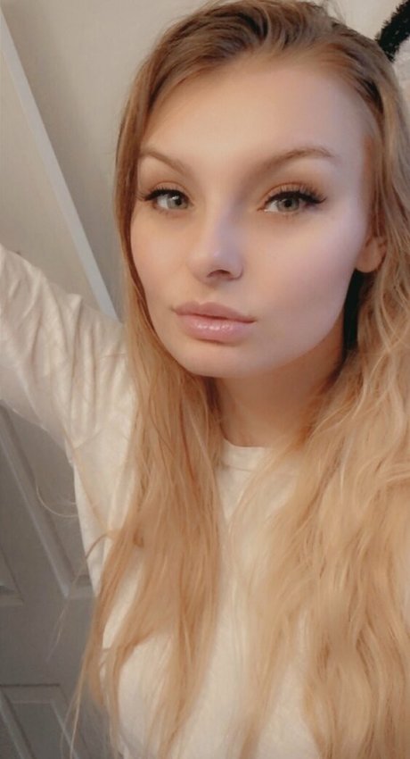 carlyraeofficial model img