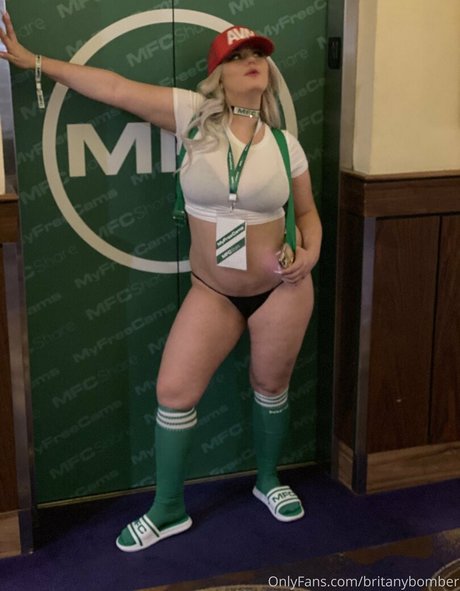 britanybomber nude model pic