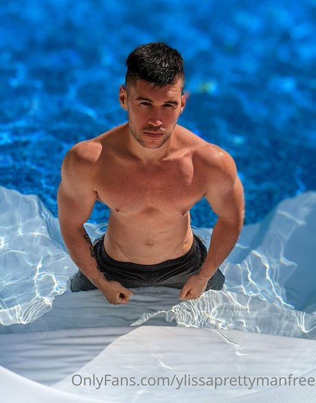 ylissaprettymanfree naked star image