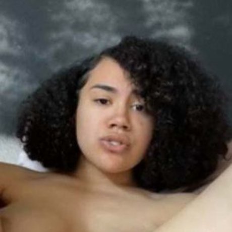 hoehuxtable model art pic