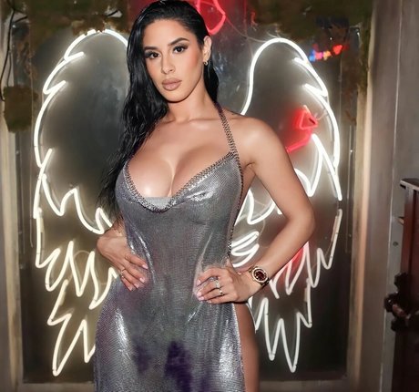 Jasleen Brar model nice image