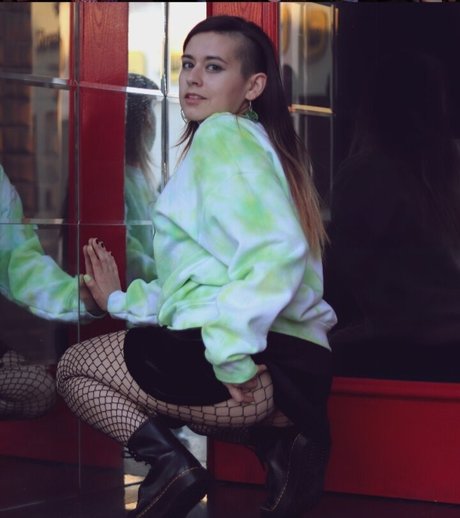 Sister Crimson naked actress pic