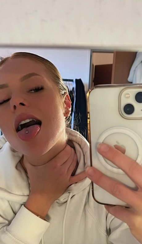 mirror selfie onlyfans erotic images