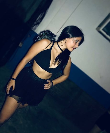 Belen Blanco model art galleries