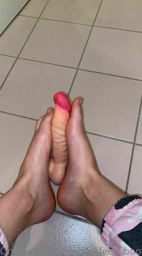 deluxe feets booty star naked archive