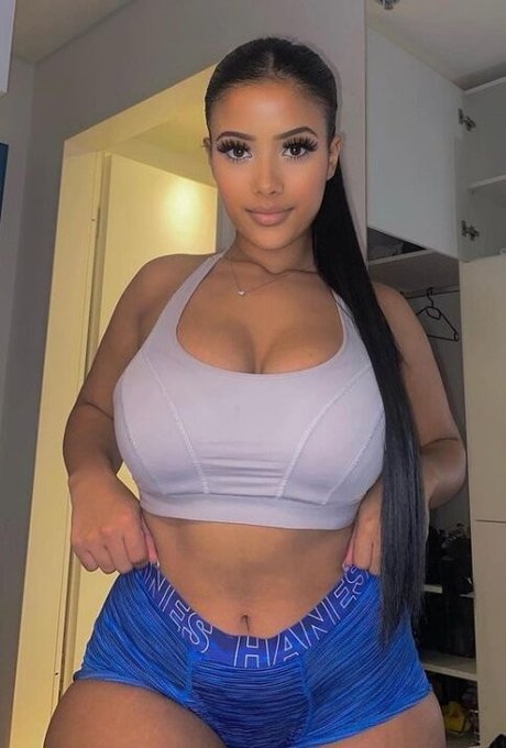 viyalyn exclusive model photo