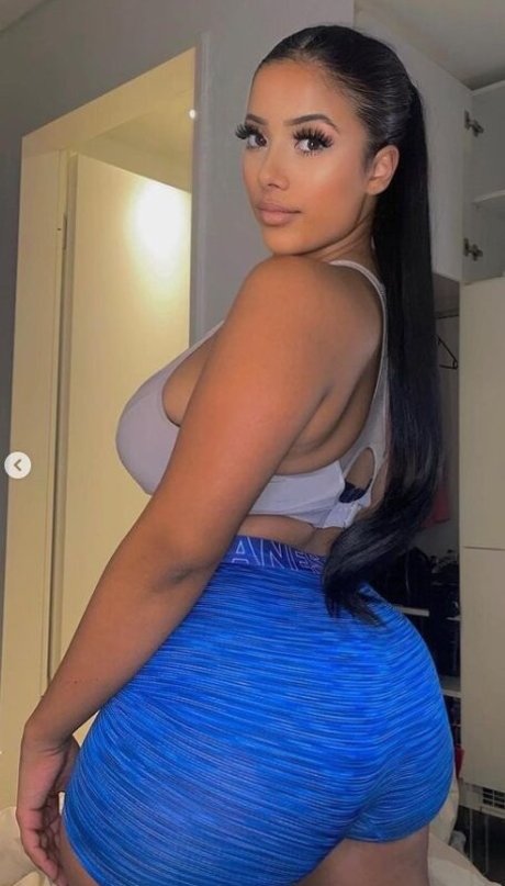 viyalyn model hot pic