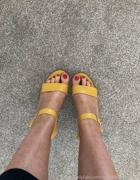 spreadtoesnothate adult model image