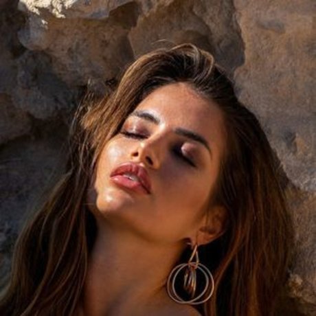 Laura Schultz hd actress img