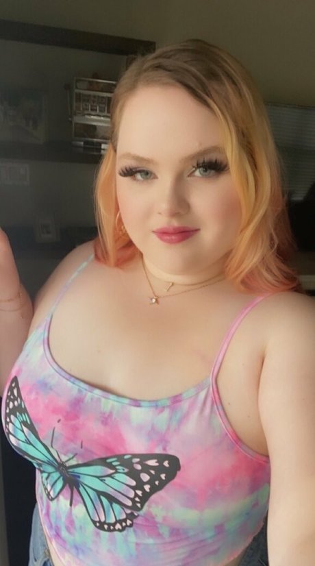 laylaluckie24 erotic actress photos