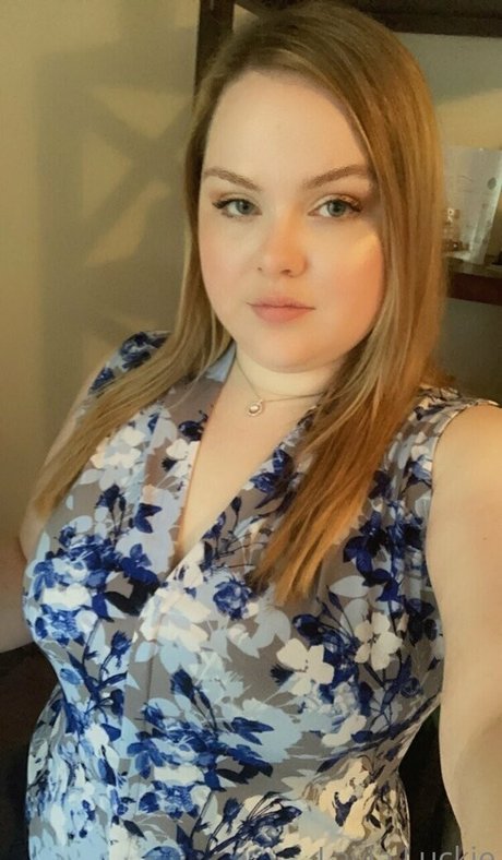 laylaluckie24 star naked photo