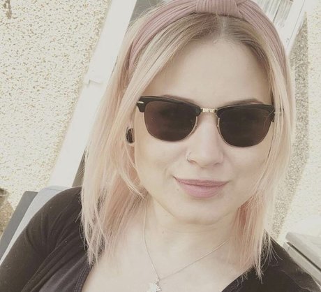 Honey And Sulphur model beautiful image