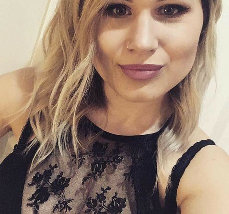 Honey And Sulphur pornographic star picture