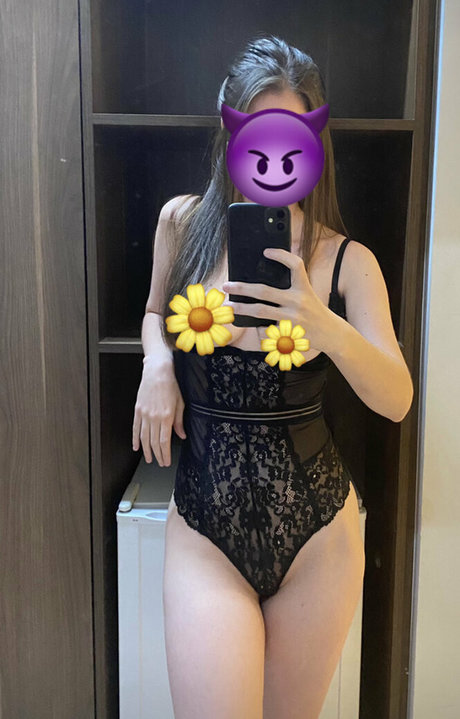 leonaxbrandt model nude pictures